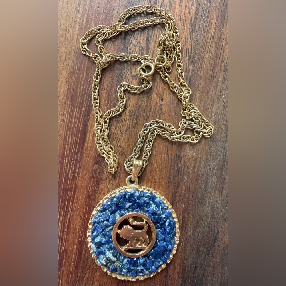 VTG Lion Leo Blue Gemstone Chips Pendant God Tone Necklace Zodiac Sodelite